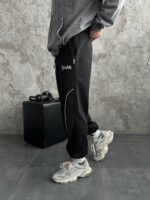 Мужские Широкие Черные Спортивные Штаны с Кантом и Фиксаторами Внизу
