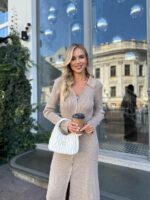 Женское Трикотажное Бежевое Платье Поло Миди - Длинное на Молнии с Вырезом Спереди