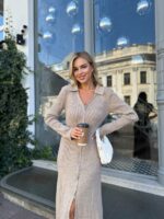 Женское Трикотажное Бежевое Платье Поло Миди - Длинное на Молнии с Вырезом Спереди