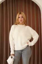 Женский Теплый Белый Свитер Свободного Кроя с Заниженной Линией Плеча