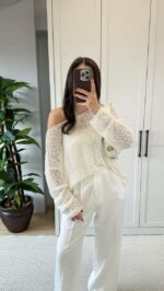 Женская Ажурная Полупрозрачная Молочная Кофта с Открытыми Плечами