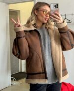 Женская Коричневая Дубленка Оверсайз с Бежевым Мехом на Застежках и Молнии