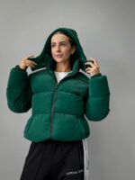 Женская Демисезонная Бархатная Зеленая Куртка под Горло с Капюшоном - Стеганая Дутая с Манжетами