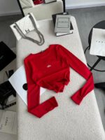 Женский Базовый Красный Лонгслив с Надписью и Вырезом под Большой Палец
