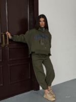 Женский Спортивный Костюм Хаки Утепленный на Флисе - Толстовка с Принтом + Широкие Штаны