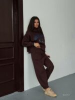 Женский Коричневый Спортивный Костюм Утепленный на Флисе - Толстовка с Принтом + Широкие Штаны