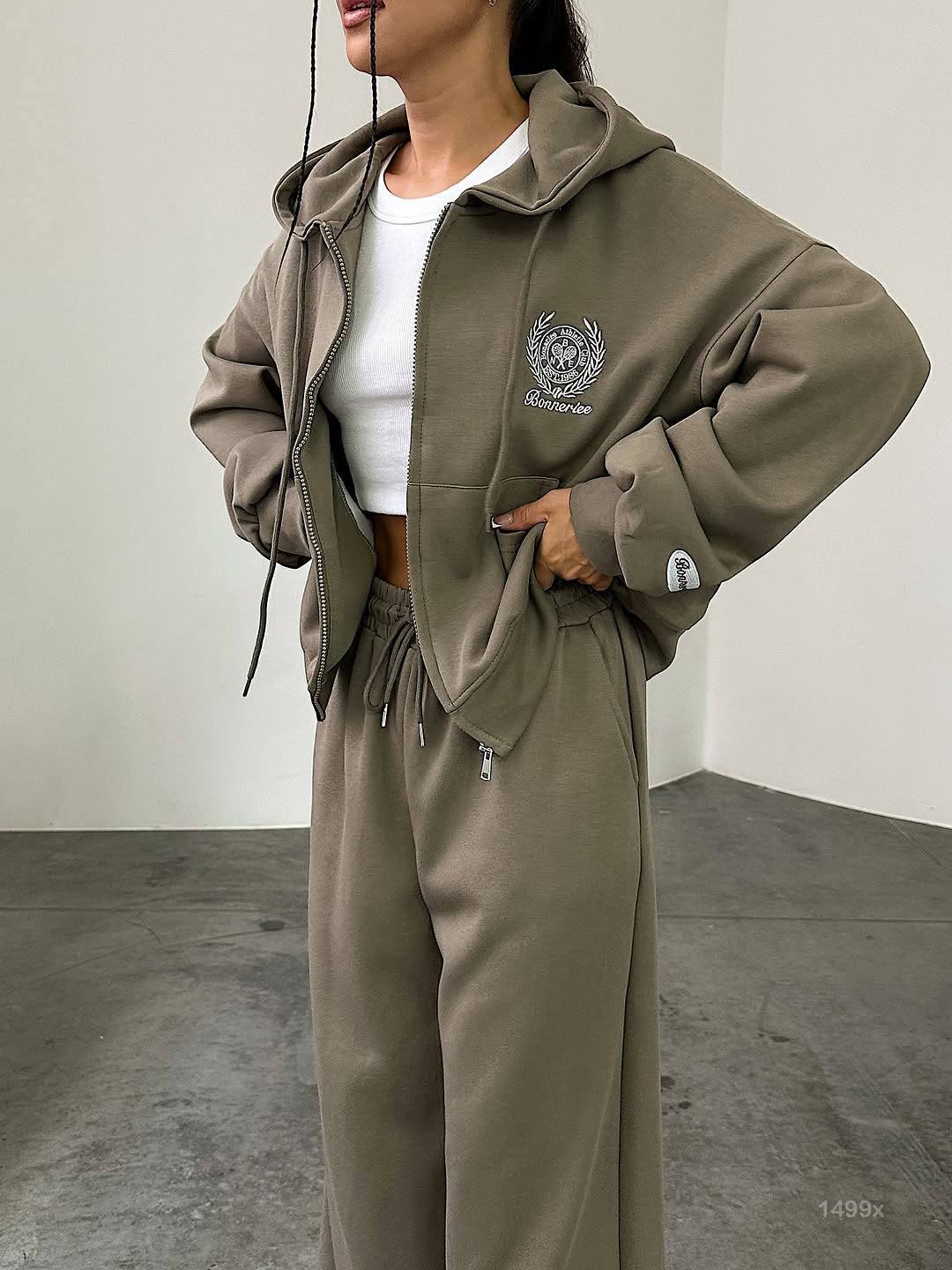 photo_2025-10-24_21-12-39 (2) Женский Спортивный Костюм Хаки Оверсайз с Вышивкой - Зип Кофта Худи + Широкие Штаны