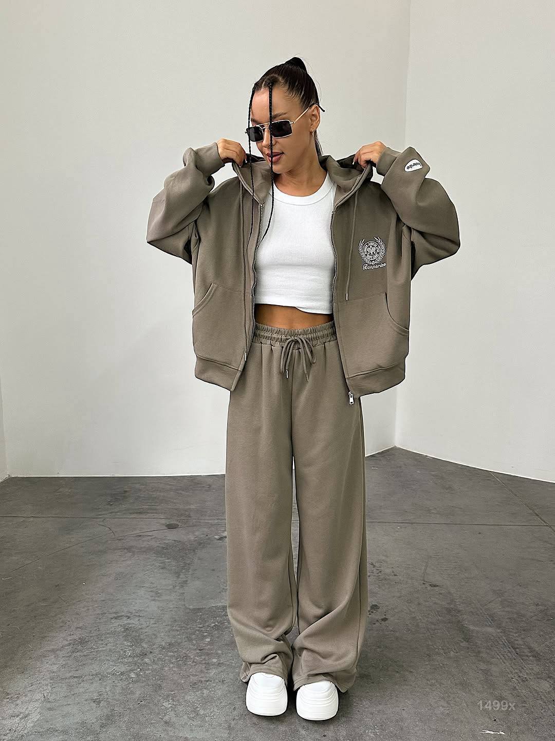 photo_2025-10-24_21-12-39 Женский Спортивный Костюм Хаки Оверсайз с Вышивкой - Зип Кофта Худи + Широкие Штаны