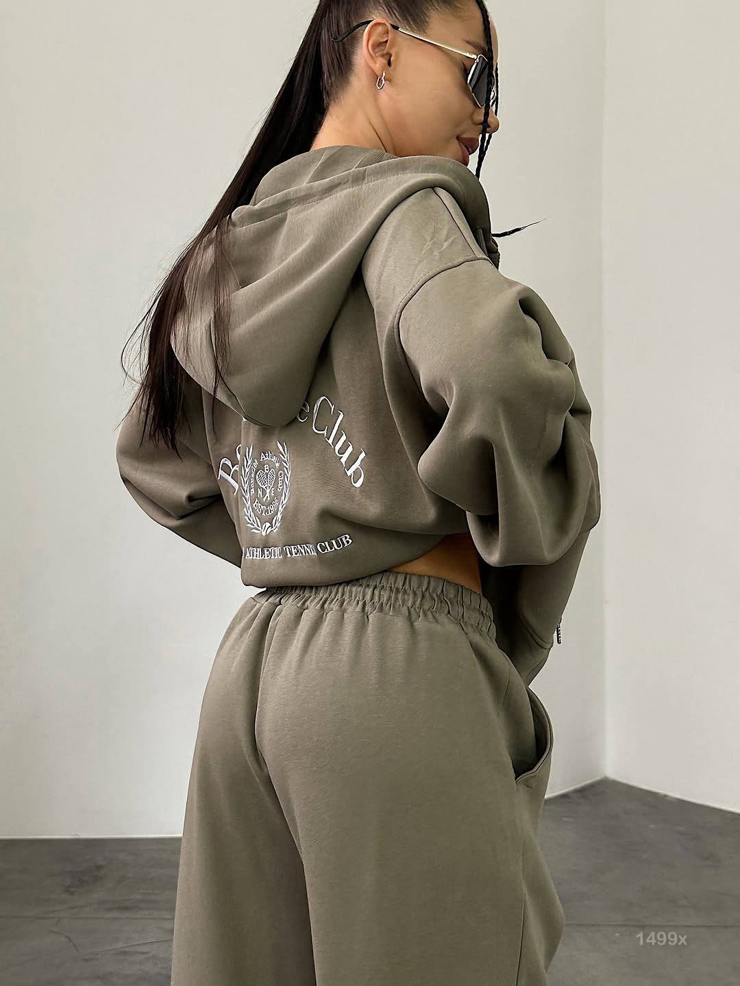 photo_2025-10-24_21-12-40 Женский Спортивный Костюм Хаки Оверсайз с Вышивкой - Зип Кофта Худи + Широкие Штаны
