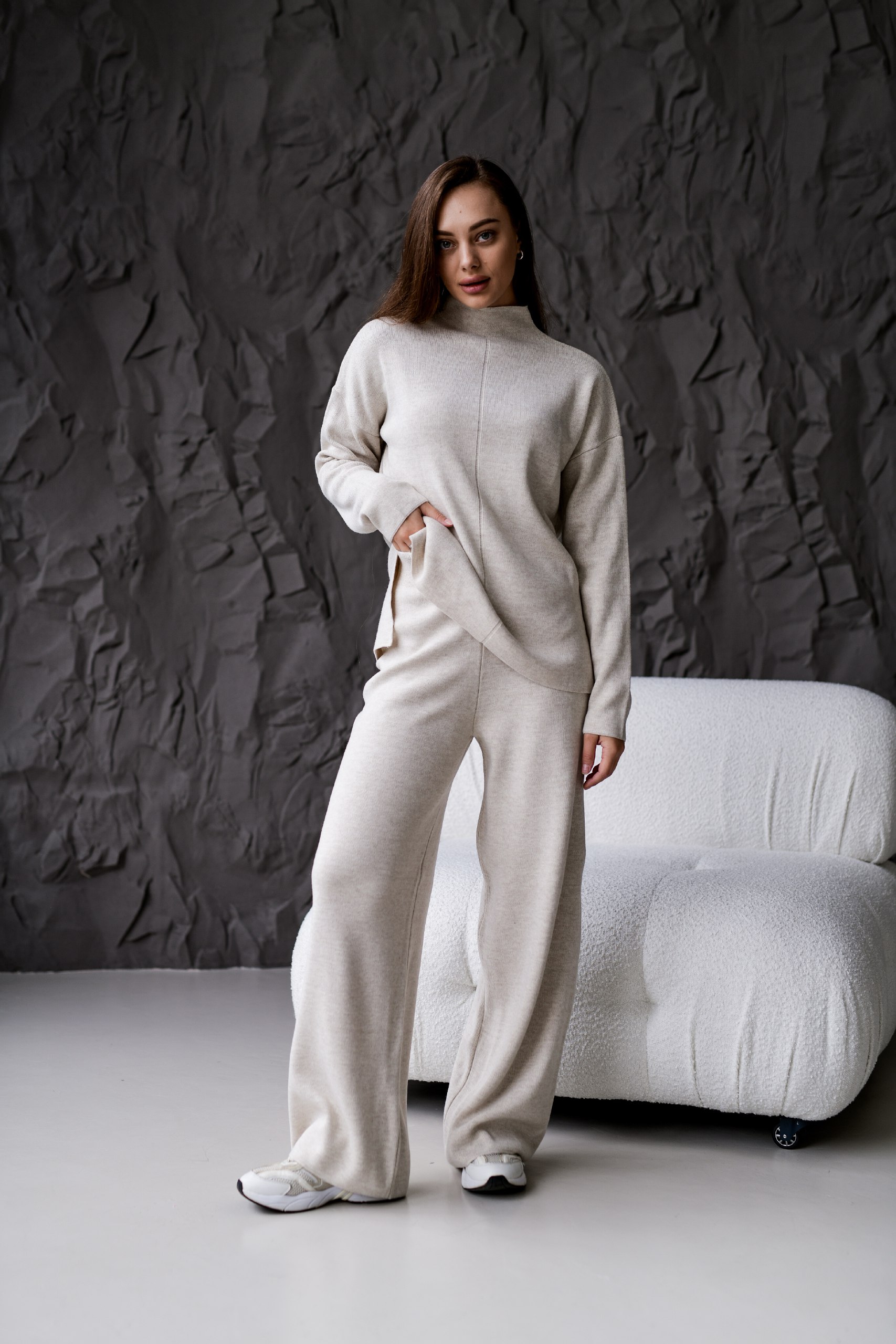 photo_2025-10-25_12-35-41 Женский Трикотажный Бежевый Костюм Оверсайз - Объемный Свитер + Широкие Штаны