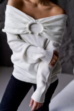 Женский Свободный Белый Свитер с Открытыми Плечами и Отворотом