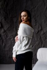 Женский Свободный Белый Свитер с Открытыми Плечами и Отворотом