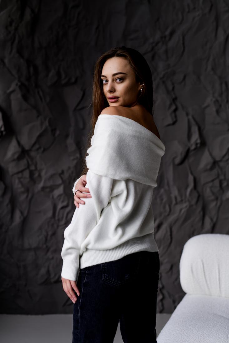 photo_2025-10-25_12-36-09 (2) Женский Свободный Белый Свитер с Открытыми Плечами и Отворотом