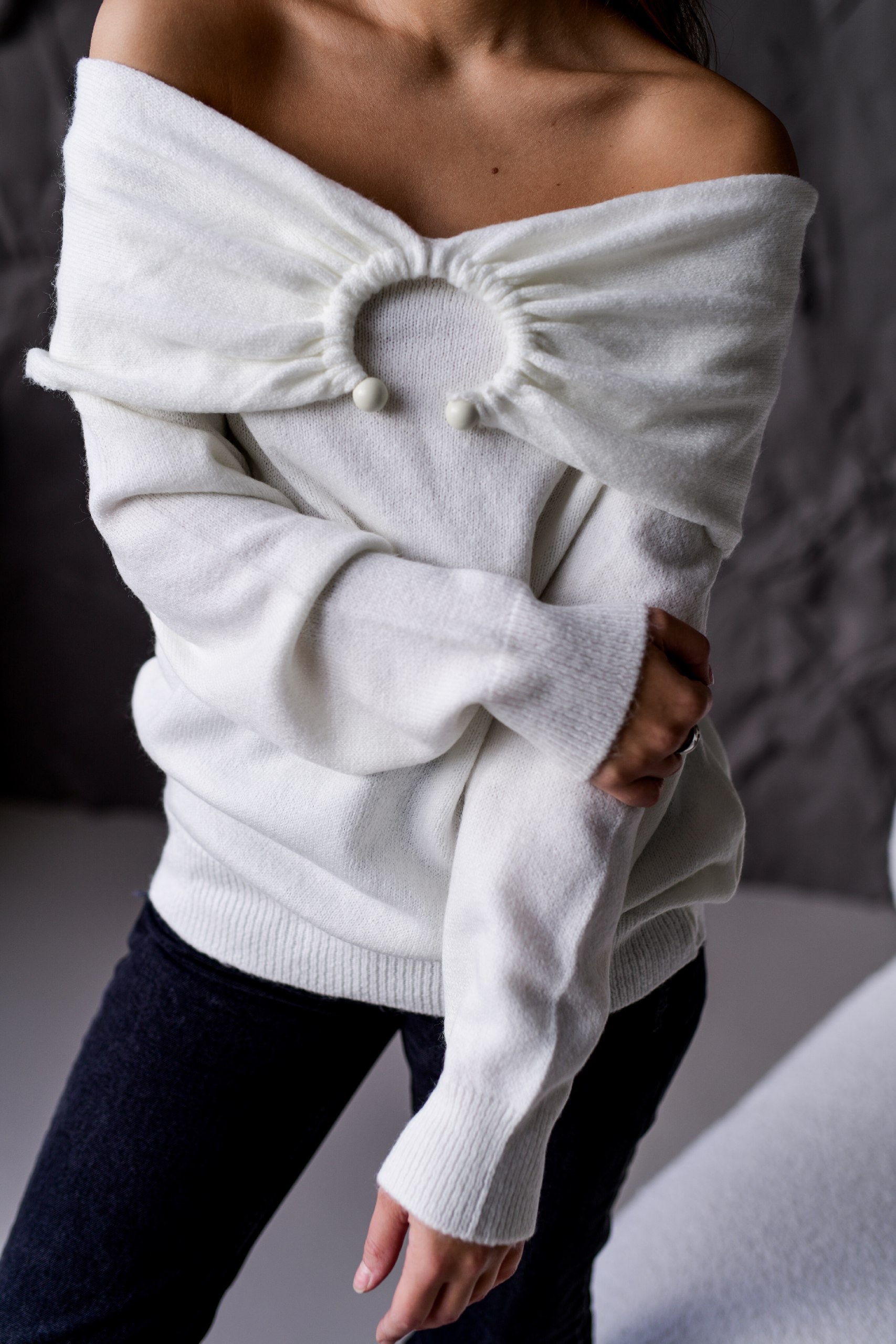 photo_2025-10-25_12-36-09 Женский Свободный Белый Свитер с Открытыми Плечами и Отворотом
