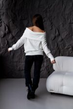 Женский Свободный Белый Свитер с Открытыми Плечами и Отворотом