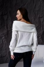 Женский Свободный Белый Свитер с Открытыми Плечами и Отворотом