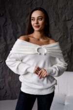 Женский Свободный Белый Свитер с Открытыми Плечами и Отворотом