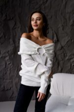 Женский Свободный Белый Свитер с Открытыми Плечами и Отворотом