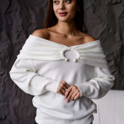 Женский Свободный Белый Свитер с Открытыми Плечами и Отворотом