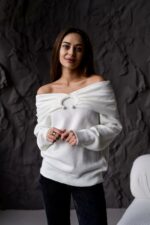 Женский Свободный Белый Свитер с Открытыми Плечами и Отворотом