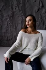 Женский Свободный Легкий Молочный Свитер на Одно Плечо