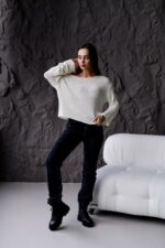 Женский Свободный Легкий Молочный Свитер на Одно Плечо