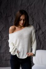 Женский Свободный Легкий Молочный Свитер на Одно Плечо