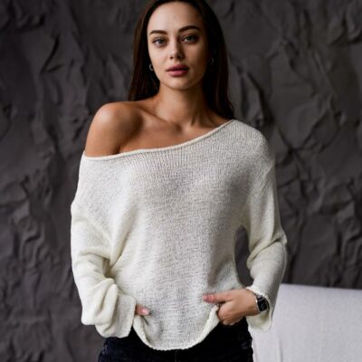 Женский Свободный Легкий Молочный Свитер на Одно Плечо