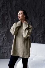 Женский Бежевый Объемный Молочный Свитер Свободного Кроя