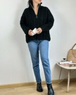 Женский Теплый Вязаный Черный Свитер под Горло с Фактурным Узором Косичка