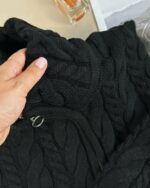 Женский Теплый Вязаный Черный Свитер под Горло с Фактурным Узором Косичка