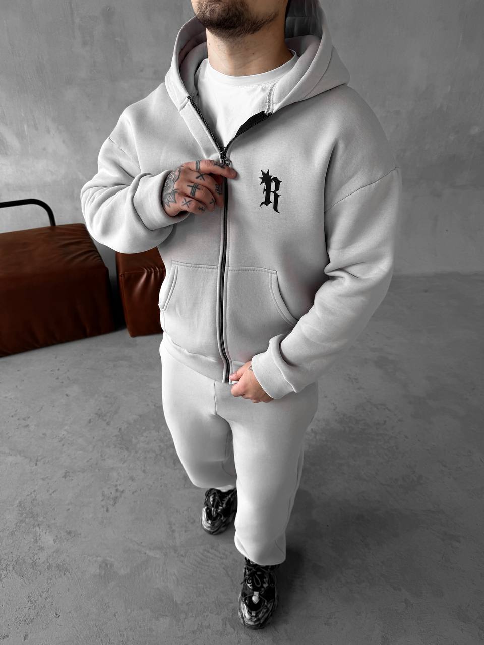 photo_2025-10-27_20-12-44 Мужской Утепленный Серый Спортивный Костюм "R" на Молнии с Начесом (Зипка + Штаны)