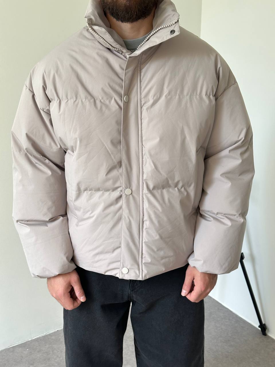 photo_2025-10-27_21-49-35 (2) Мужская Зимняя Серая Куртка Пуфер - Стеганая Оверсайз с Высокой Горловиной