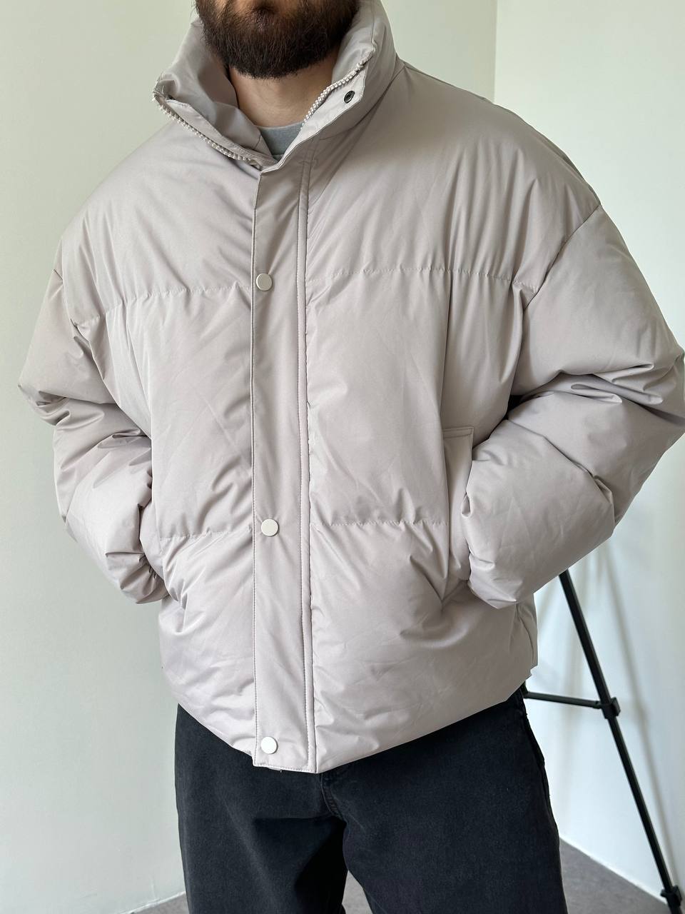 photo_2025-10-27_21-49-36 Мужская Зимняя Серая Куртка Пуфер - Стеганая Оверсайз с Высокой Горловиной