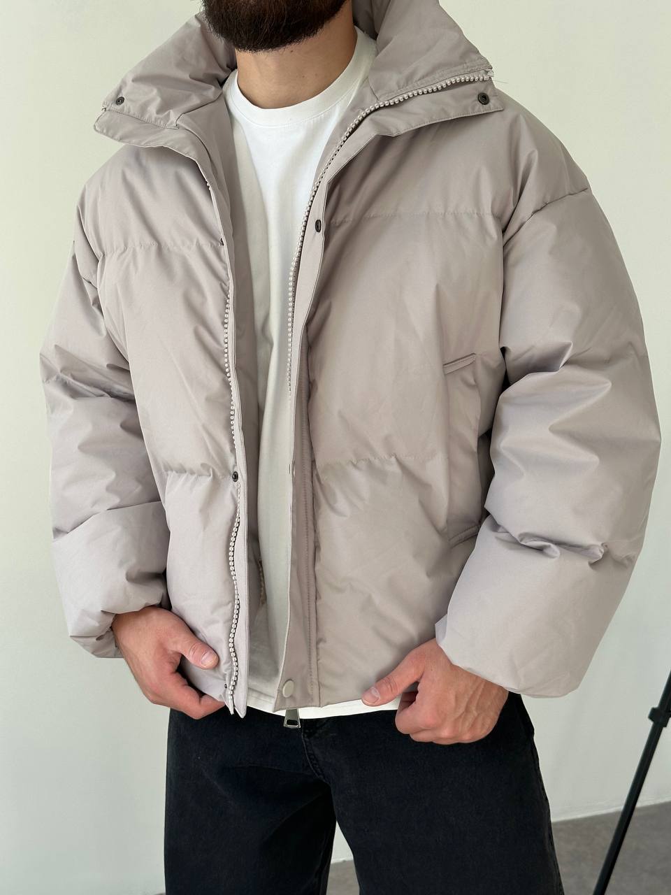 photo_2025-10-27_21-49-37 Мужская Зимняя Серая Куртка Пуфер - Стеганая Оверсайз с Высокой Горловиной