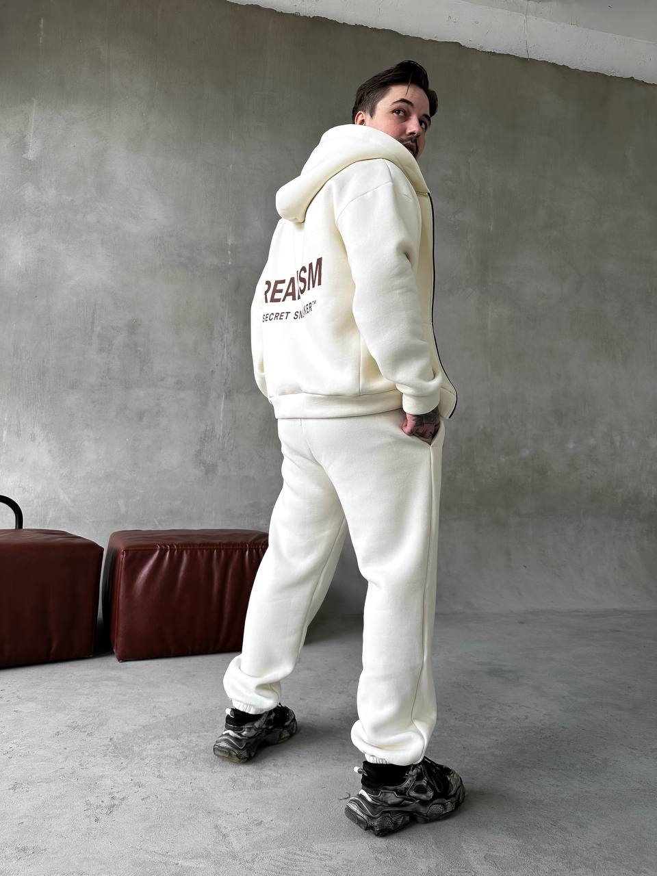 photo_2025-10-28_17-37-27 Мужской Молочный Спортивный Костюм "Realism" Утепленный с Начесом на Молнии (Зипка + Штаны)
