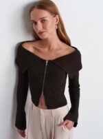 Женская Коричневая Кофта на Молнии с Широким Отворотом и Открытыми Плечами