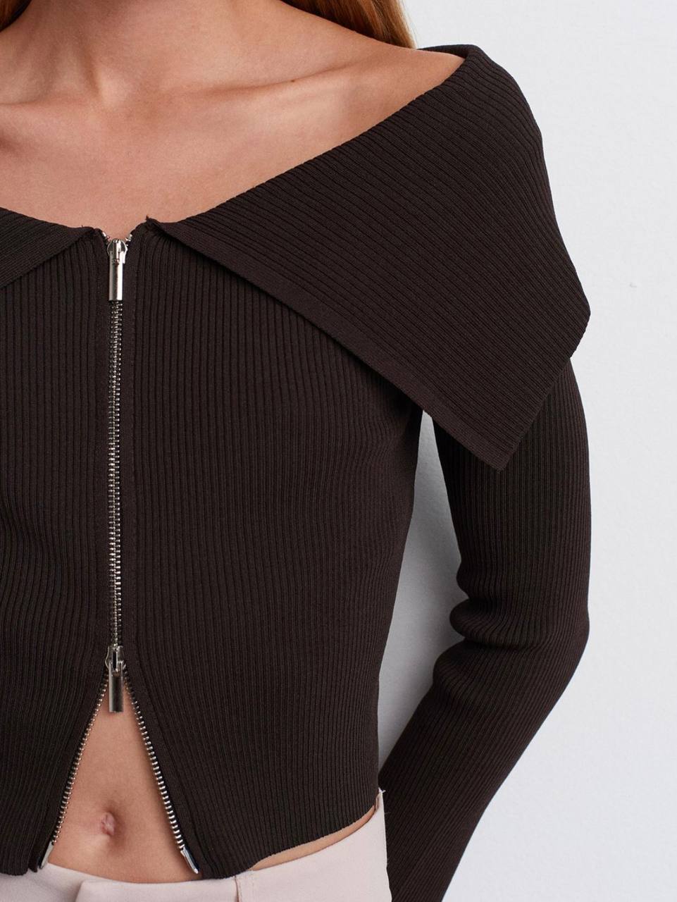 photo_2025-10-30_11-40-13 (2) Женская Коричневая Кофта на Молнии с Широким Отворотом и Открытыми Плечами