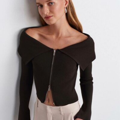 Женская Коричневая Кофта на Молнии с Широким Отворотом и Открытыми Плечами