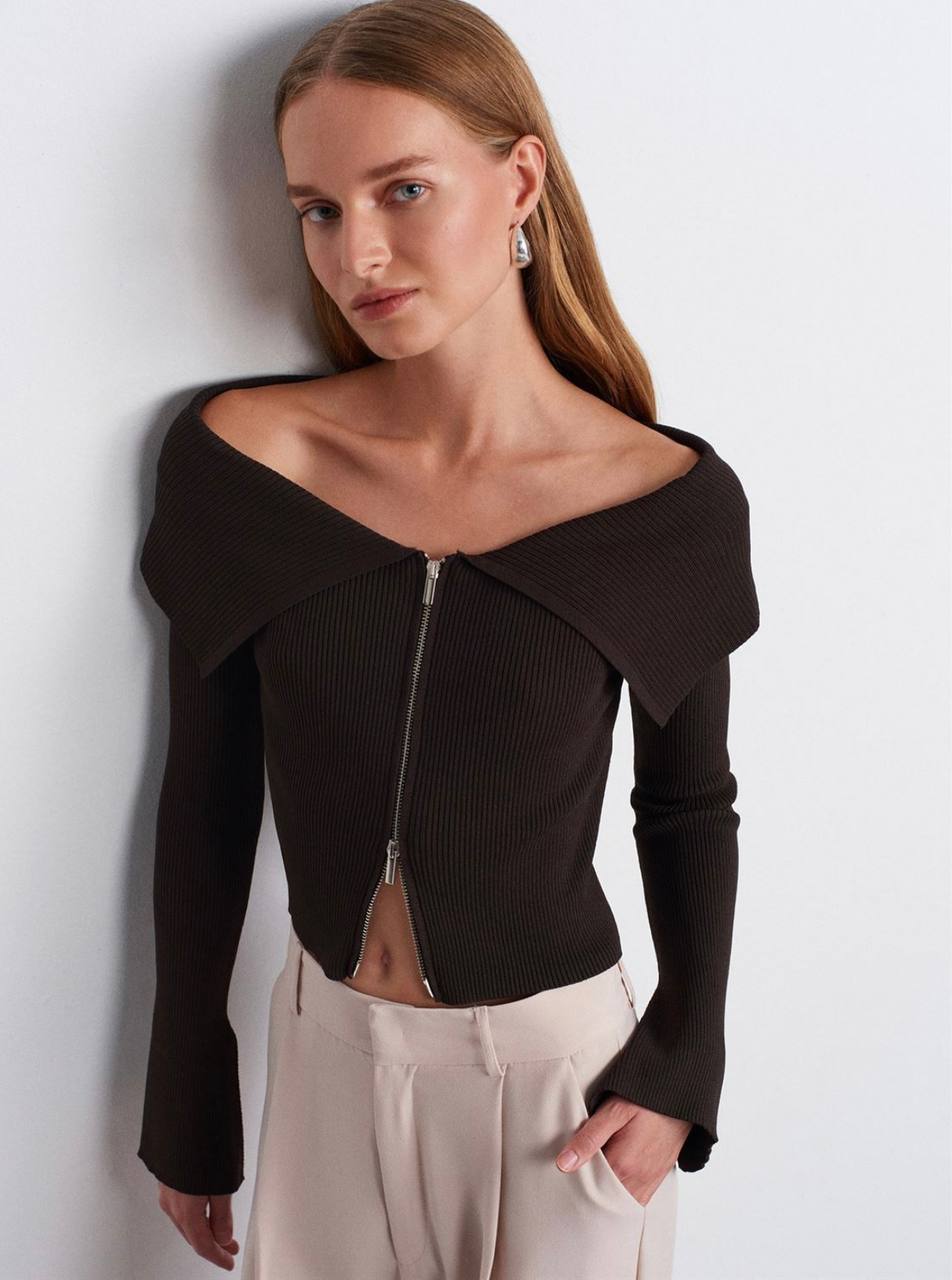 photo_2025-10-30_11-40-13 Женская Коричневая Кофта на Молнии с Широким Отворотом и Открытыми Плечами