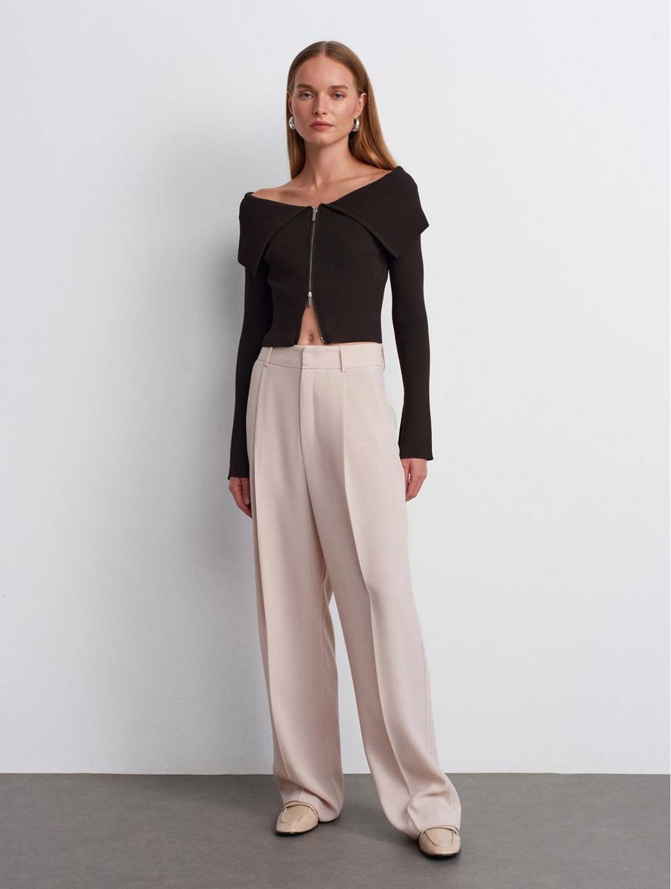 photo_2025-10-30_11-40-14 Женская Коричневая Кофта на Молнии с Широким Отворотом и Открытыми Плечами