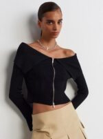 Женская Черная Кофта на Молнии с Широким Отворотом и Открытыми Плечами