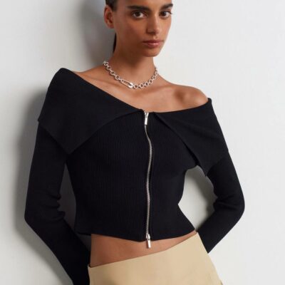 Женская Черная Кофта на Молнии с Широким Отворотом и Открытыми Плечами