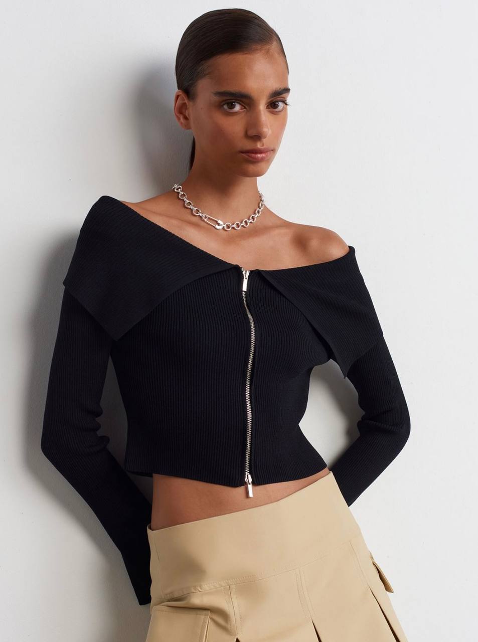 photo_2025-10-30_11-40-15 Женская Черная Кофта на Молнии с Широким Отворотом и Открытыми Плечами