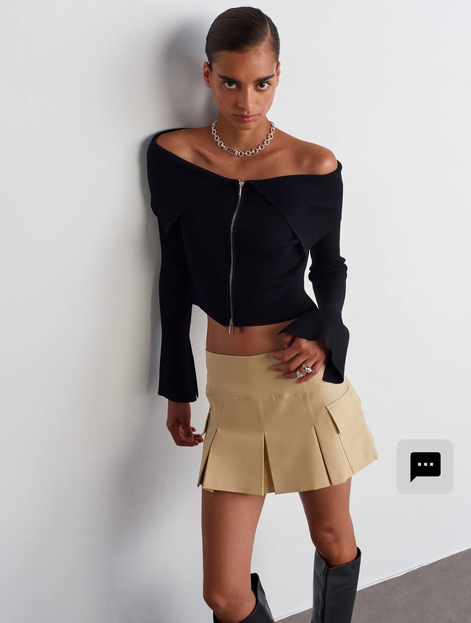 photo_2025-10-30_11-40-16 Женская Черная Кофта на Молнии с Широким Отворотом и Открытыми Плечами