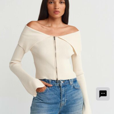 Женская Молочная Кофта на Молнии с Широким Отворотом и Открытыми Плечами