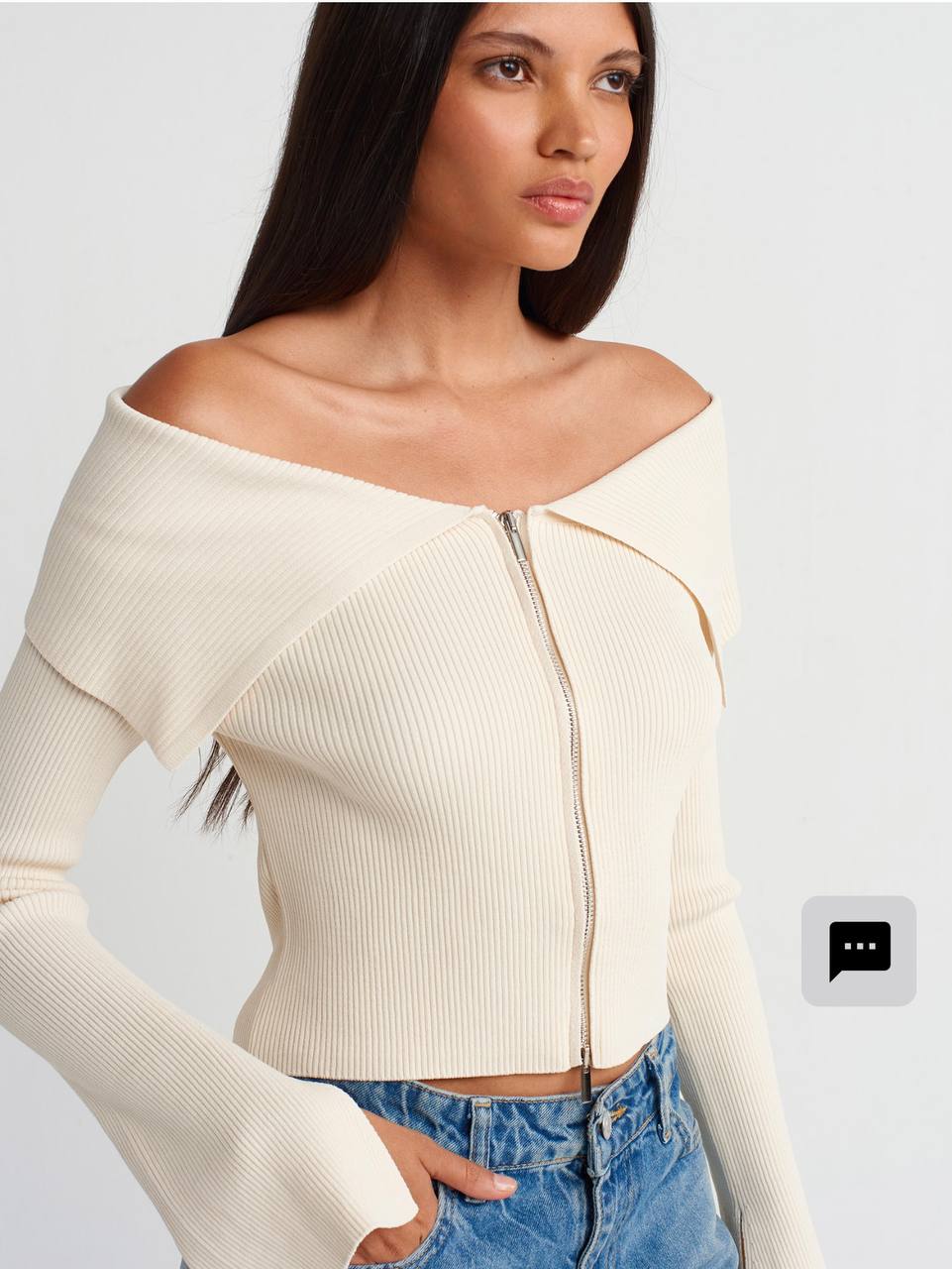 photo_2025-10-30_11-40-18 Женская Молочная Кофта на Молнии с Широким Отворотом и Открытыми Плечами