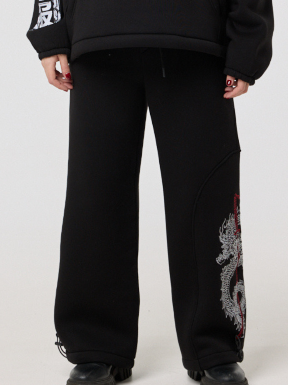 b75236d646f39c9472da Женские Утепленные Широкие Черные Спортивные Штаны с Вышивкой