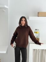 Женский Теплый Мягкий Коричневый Свитер Оверсайз - Трикотажный с Заниженной Линией Плеча