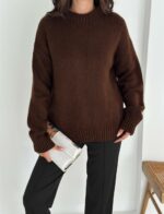 Женский Теплый Мягкий Коричневый Свитер Оверсайз - Трикотажный с Заниженной Линией Плеча